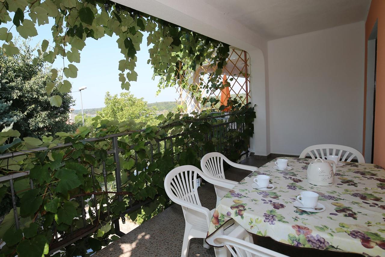 Apartments Coki Funtana Exterior photo